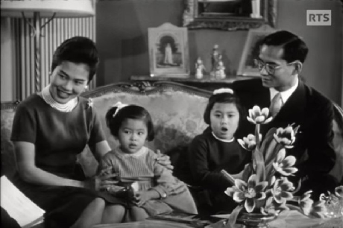 ชมคลิปในหลวงและพระราชินีพระราชทานสัมภาษณ์กับสื่อต่างชาติเป็นภาษาฝรั่งเศส ชมคลิปในหลวงและพระราชินีพระราชทานสัมภาษณ์กับสื่อต่างชาติเป็นภาษาฝรั่งเศส