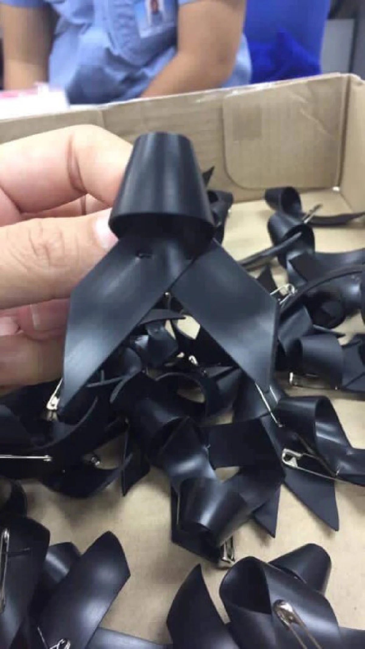 "เอาเวลาจับผิดคนอื่น มาเเบ่งปันดีกว่า" ภัทรียา อนันตสิริภัทร์ สาวใจงาม ทำริบบิ้นดำแจกชาวบ้าน