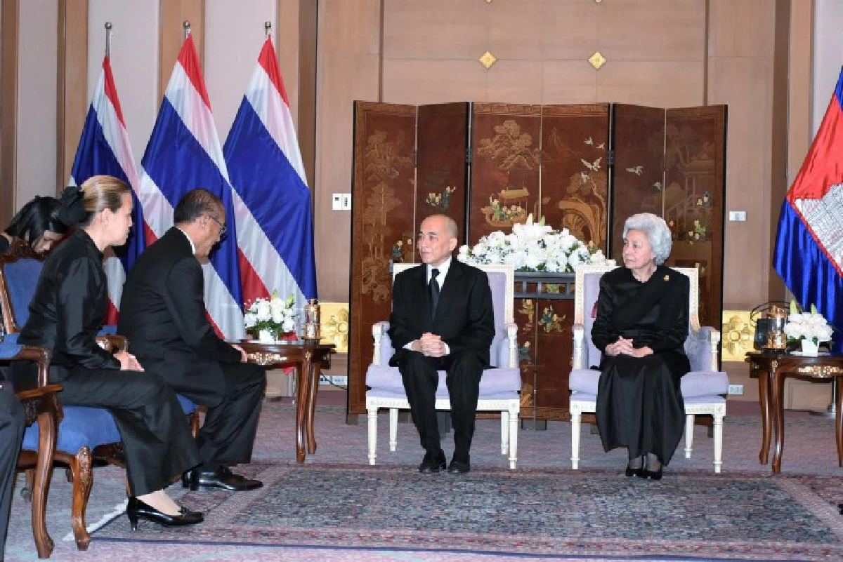 กษัตริย์กัมพูชาทรงวางพวงมาลาและถวายราชสักการะในหลวงรัชกาลที่9