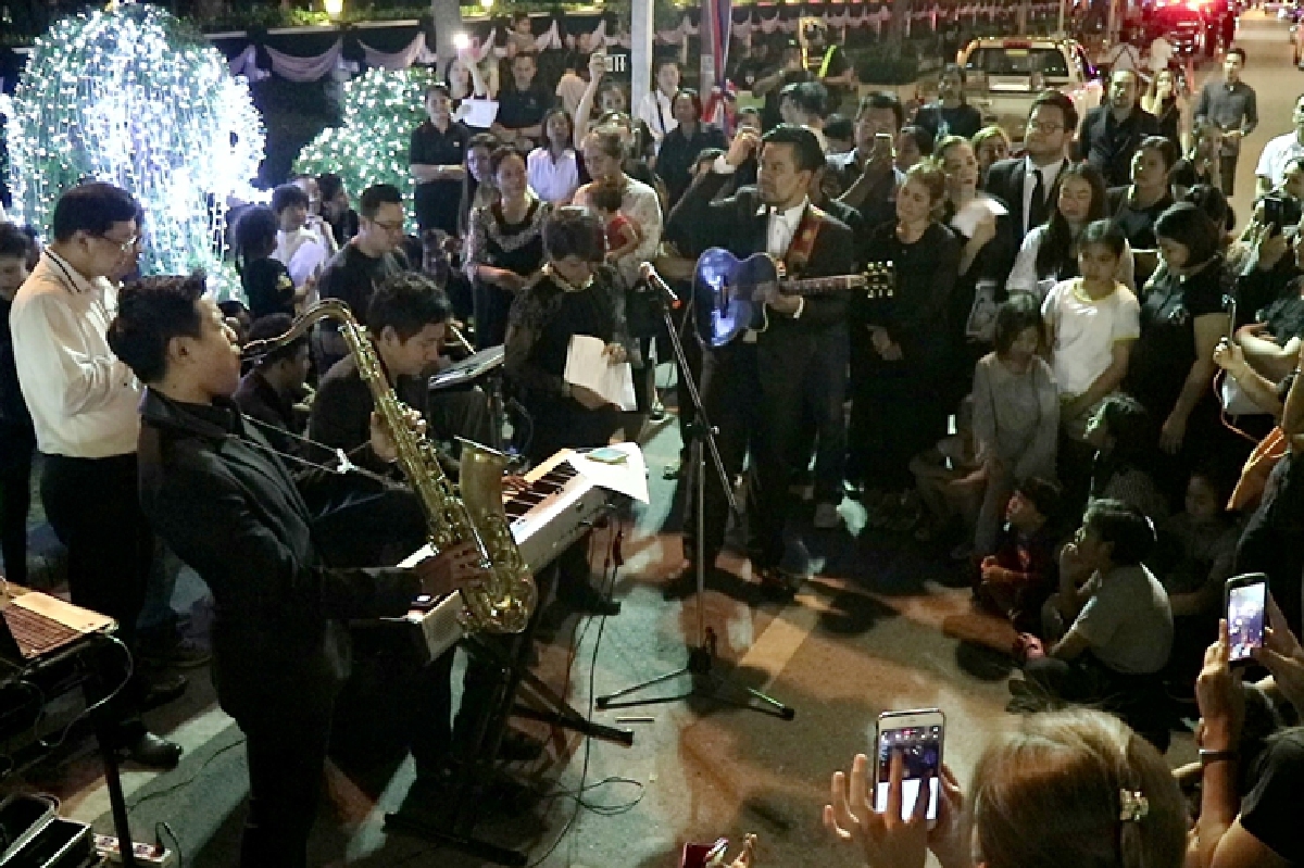 นักดนตรีแจ๊สอัญเชิญเพลงพระราชนิพนธ์เล่นหน้าวังไกลกังวล นักดนตรีแจ๊สอัญเชิญเพลงพระราชนิพนธ์เล่นหน้าวังไกลกังวล