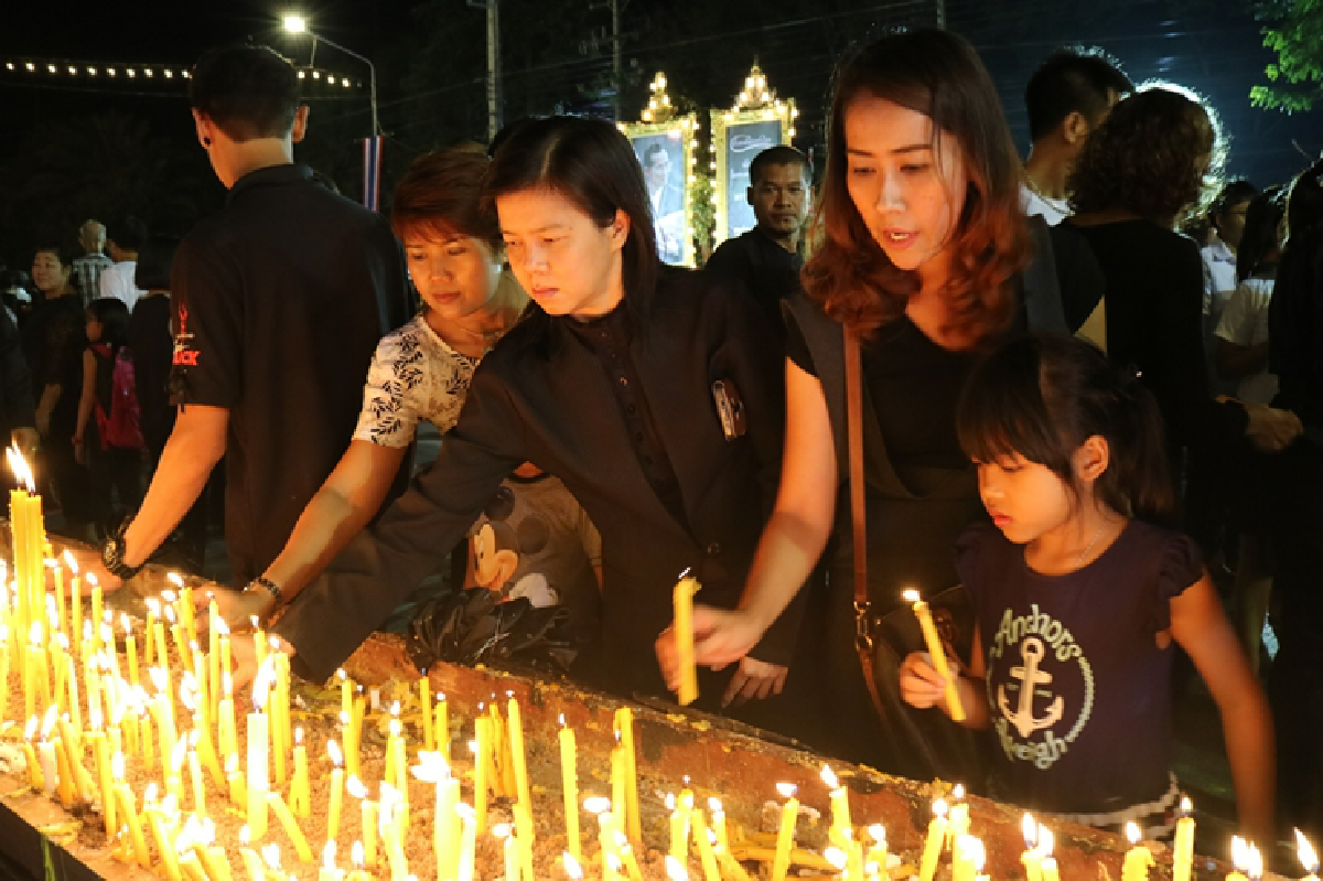 นักดนตรีแจ๊สอัญเชิญเพลงพระราชนิพนธ์เล่นหน้าวังไกลกังวล