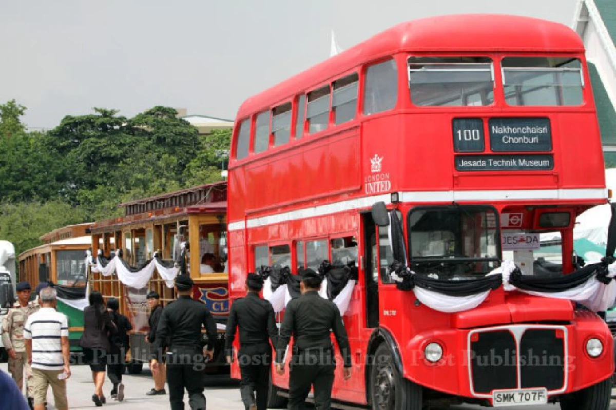 จัดรถโดยสารโบราณรับ-ส่งประชาชนเดินทางสนามหลวง