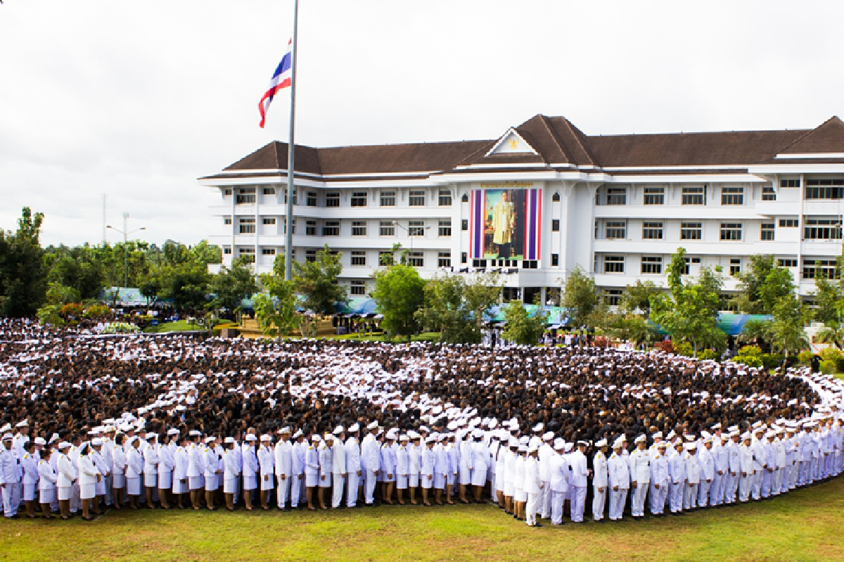 ชาวชุมพรแปรขบวนเลขเก้าไทย-แสดงความอาลัยในหลวง