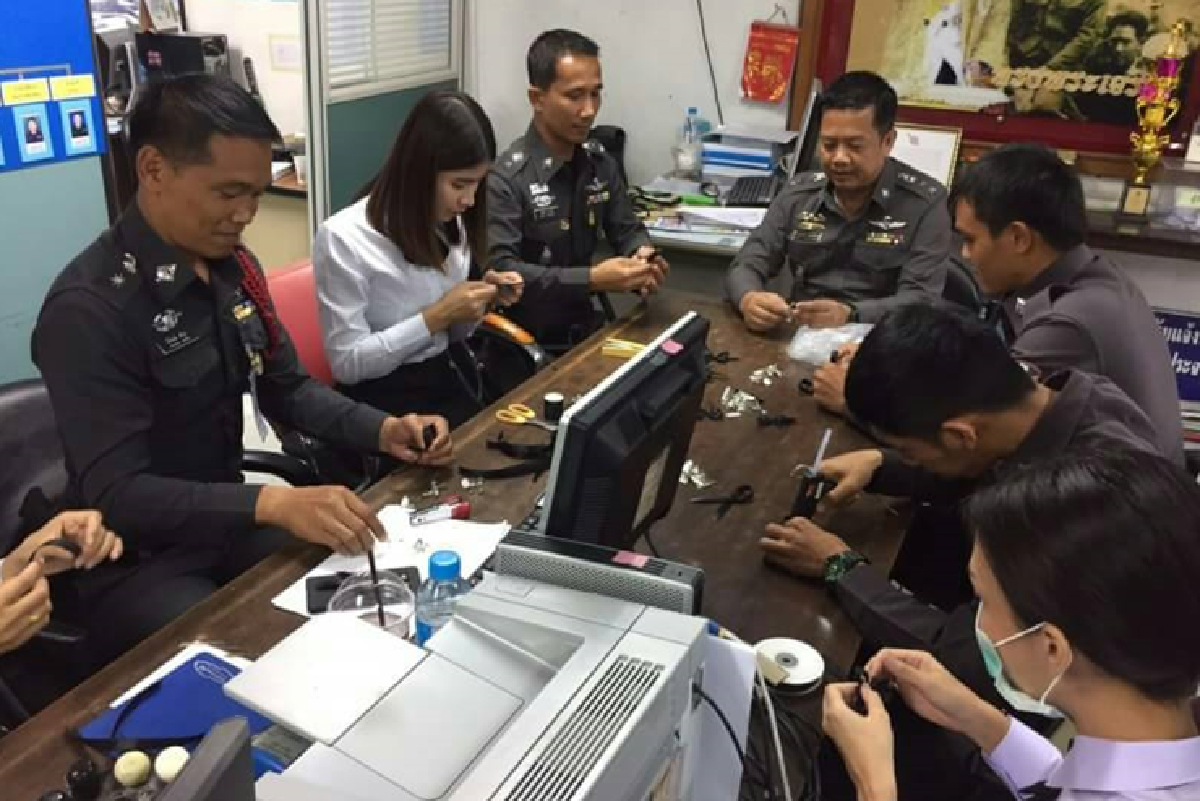 โรงพักมาบตาพุดทำริบบิ้นดำแจกผู้มาติดต่อฟรี