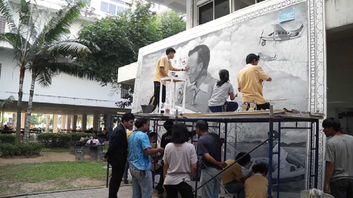 นักศึกษาร่วมใจวาดภาพพระราชกรณียกิจในหลวงร.9