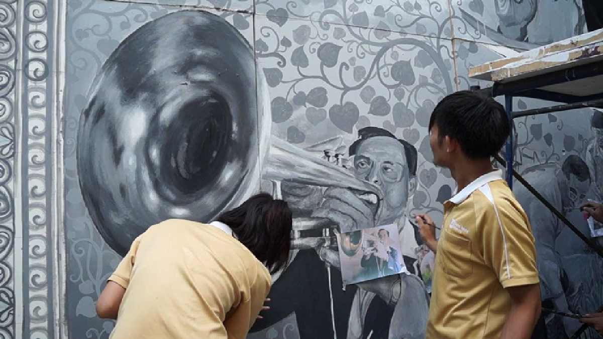 นักศึกษาร่วมใจวาดภาพพระราชกรณียกิจในหลวงร.9