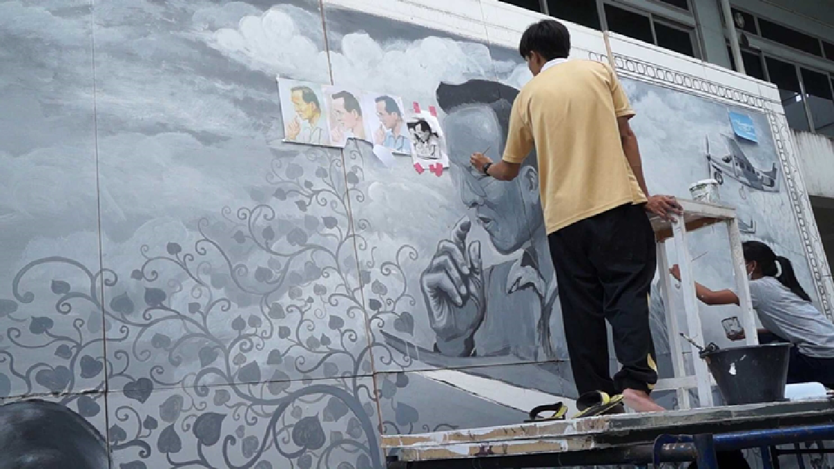 นักศึกษาร่วมใจวาดภาพพระราชกรณียกิจในหลวงร.9