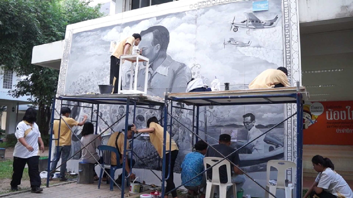 นักศึกษาร่วมใจวาดภาพพระราชกรณียกิจในหลวงร.9