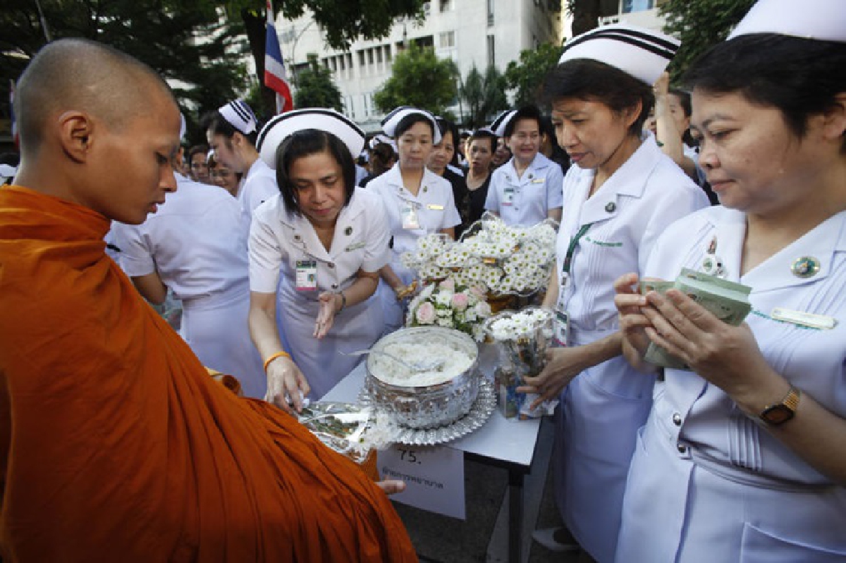 รพ.ศิริราชตักบาตรพระสงฆ์ถวายเป็นพระราชกุศลแด่ในหลวงร.9 รพ.ศิริราชตักบาตรพระสงฆ์ถวายเป็นพระราชกุศลแด่ในหลวงร.9