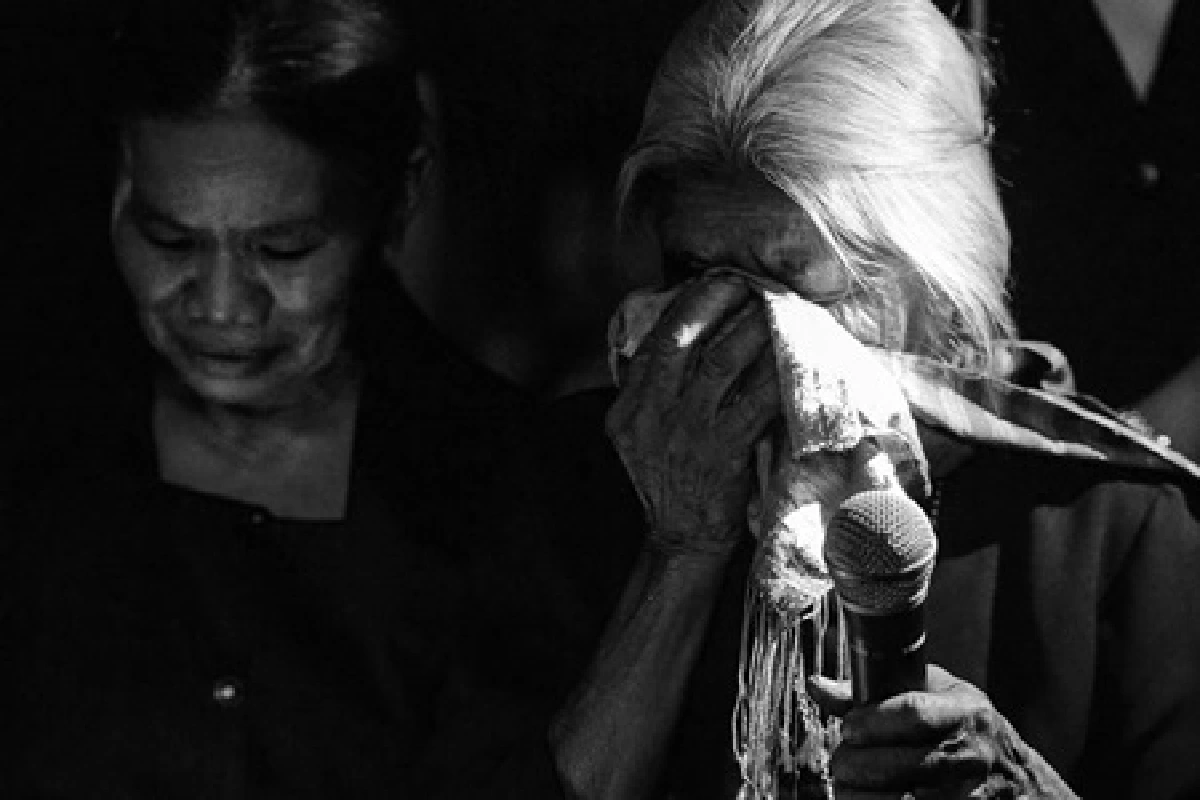 "สโมสรบุรีรัมย์" พร้อมชาวบ้านนับพัน จุดเทียนแสดงความอาลัยในหลวงรัชกาลที่ 9