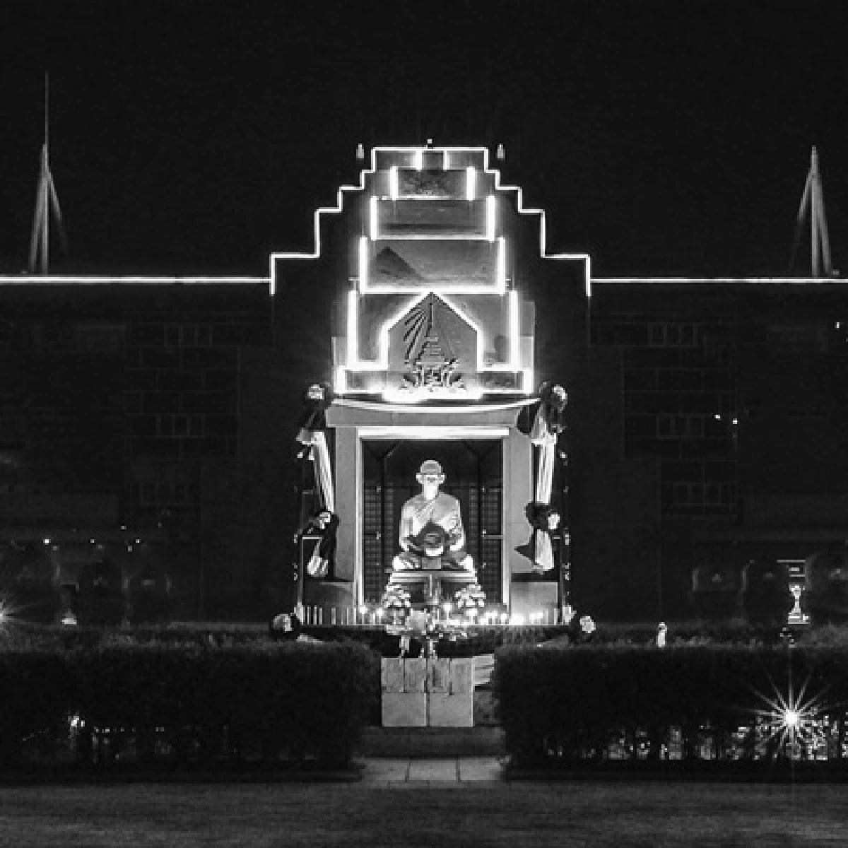 "สโมสรบุรีรัมย์" พร้อมชาวบ้านนับพัน จุดเทียนแสดงความอาลัยในหลวงรัชกาลที่ 9