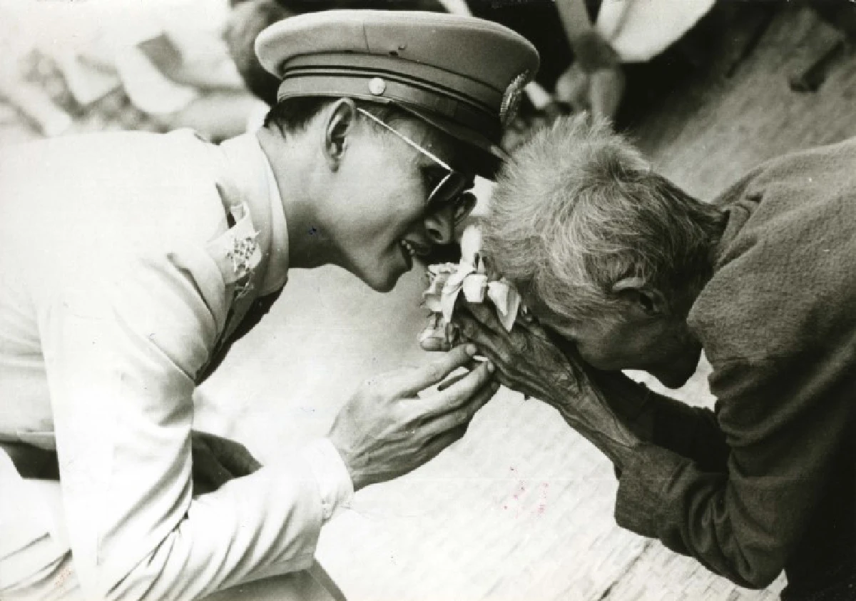 "รอยยิ้มของพ่อ" ตราตรึงในหัวใจปวงประชาชั่วกาลนาน