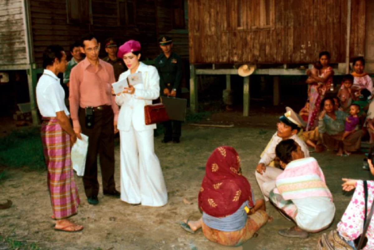 "กีตอกาเซะรายอกีตอ - เรารักในหลวงของเรา" รอยพระบาทยาตราชายแดนใต้
