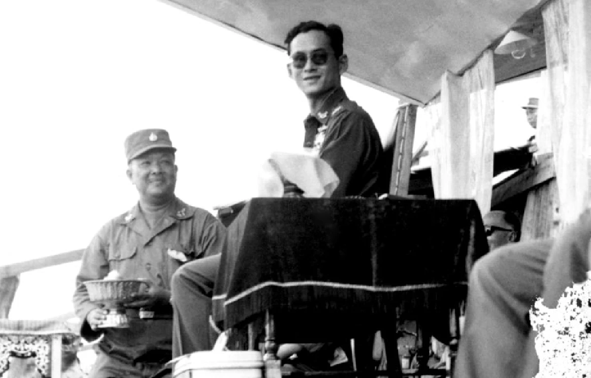 "รอยยิ้มของพ่อ" ตราตรึงในหัวใจปวงประชาชั่วกาลนาน