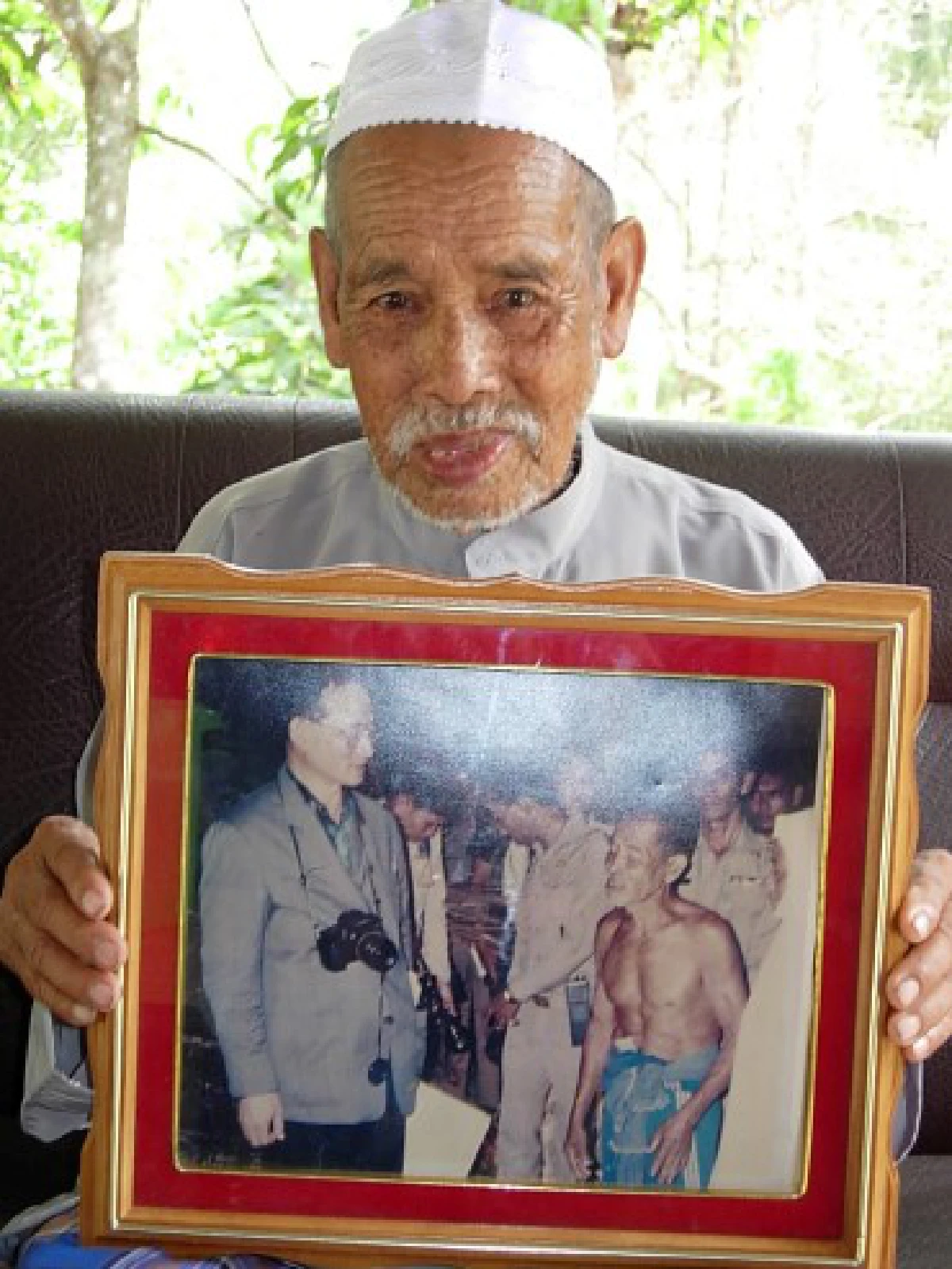 "กีตอกาเซะรายอกีตอ - เรารักในหลวงของเรา" รอยพระบาทยาตราชายแดนใต้