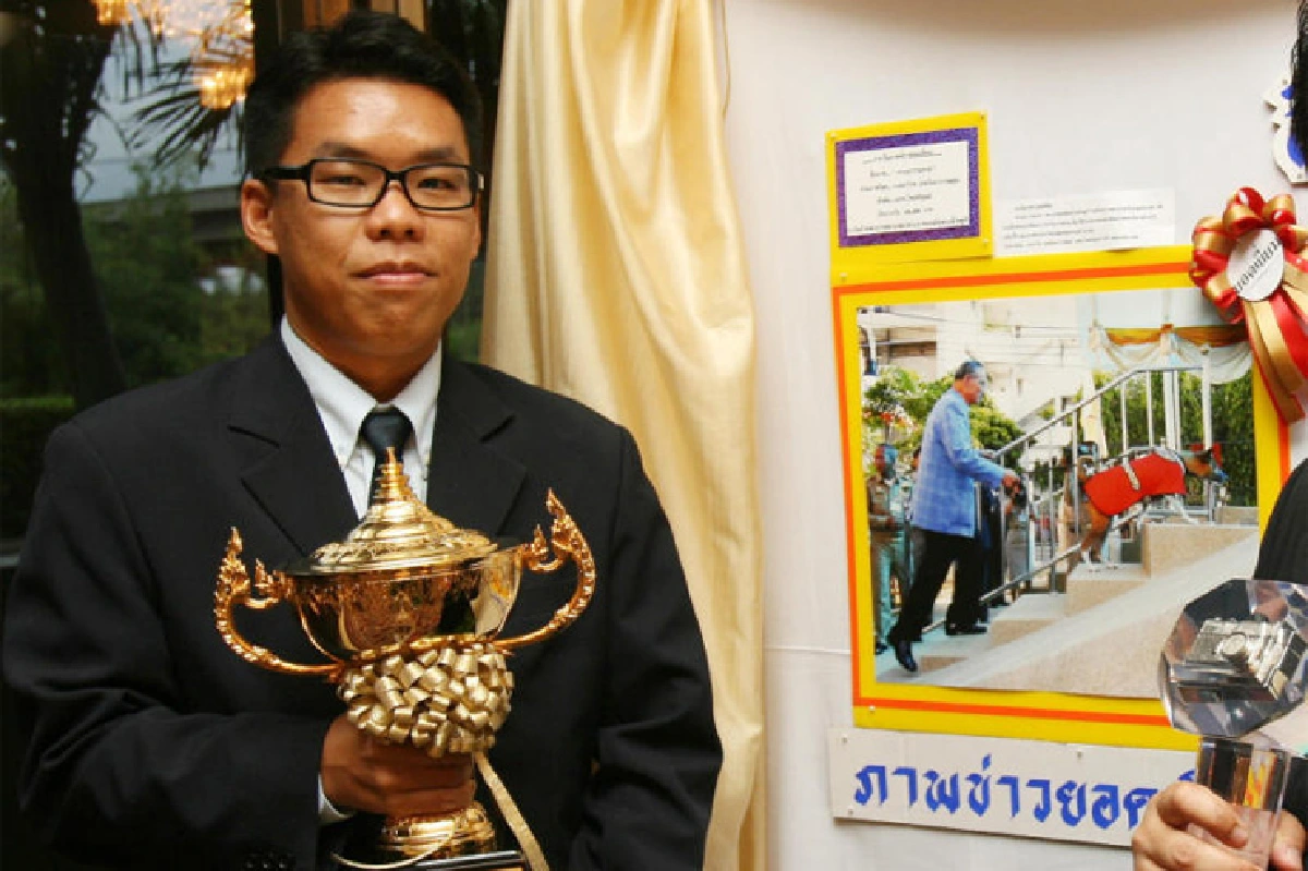 คนหลังกล้อง ผู้บันทึกก้าวพระบาท