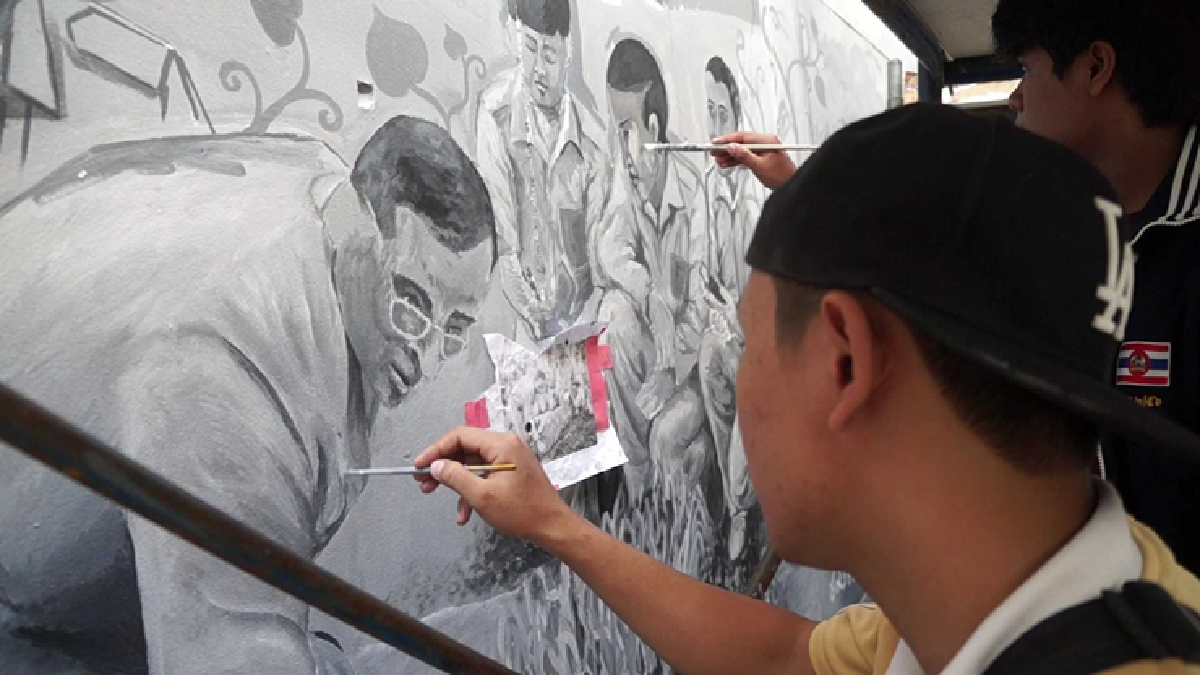 นักศึกษาร่วมใจวาดภาพพระราชกรณียกิจในหลวงร.9