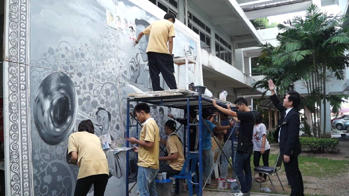 นักศึกษาร่วมใจวาดภาพพระราชกรณียกิจในหลวงร.9