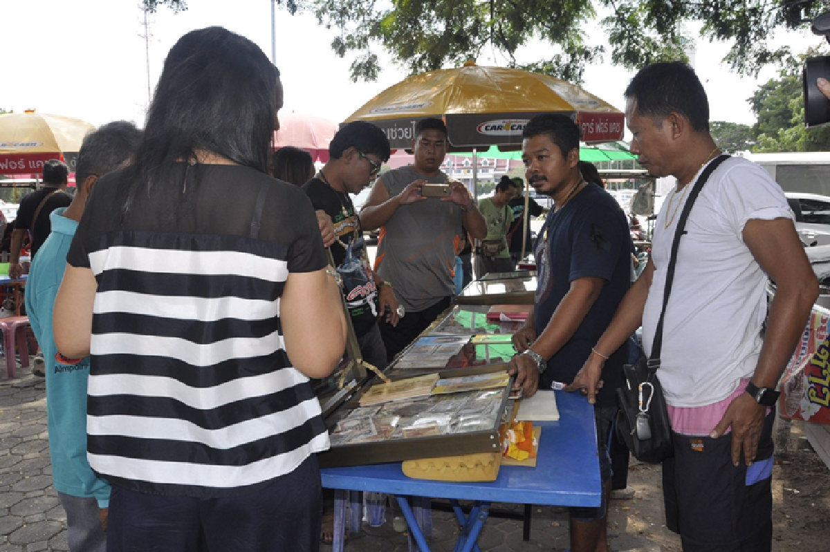 คนโคราชแห่ซื้อธนบัตรและเหรียญร.9เก็บสะสมบูชา