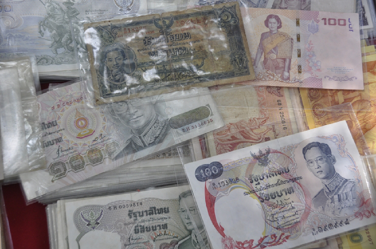 คนโคราชแห่ซื้อธนบัตรและเหรียญร.9เก็บสะสมบูชา