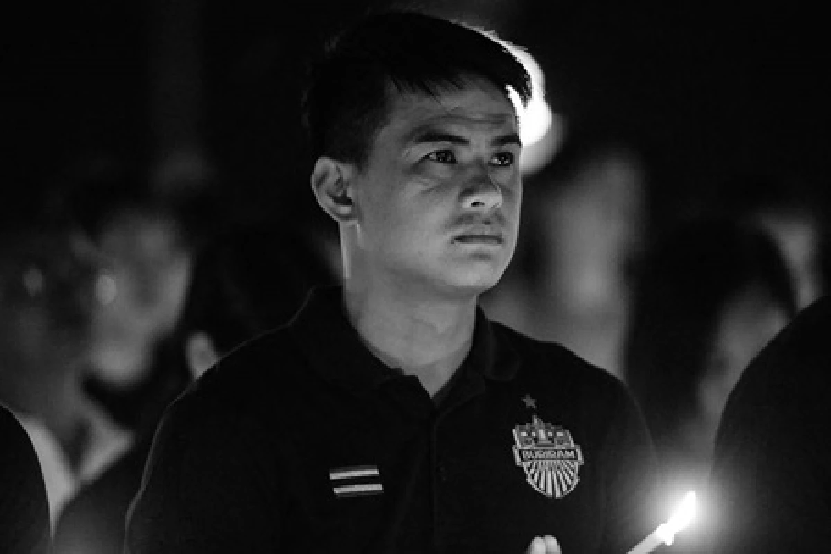 "สโมสรบุรีรัมย์" พร้อมชาวบ้านนับพัน จุดเทียนแสดงความอาลัยในหลวงรัชกาลที่ 9
