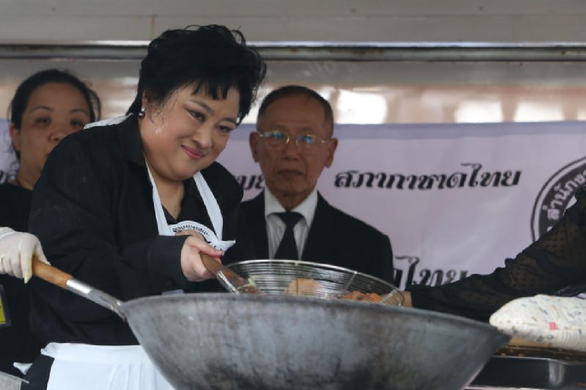 พระองค์โสมฯรับสั่งเพิ่มไก่ทอด-ข้าวเหนียวรอประชาชน22ต.ค. พระองค์โสมฯรับสั่งเพิ่มไก่ทอด-ข้าวเหนียวรอประชาชน22ต.ค.