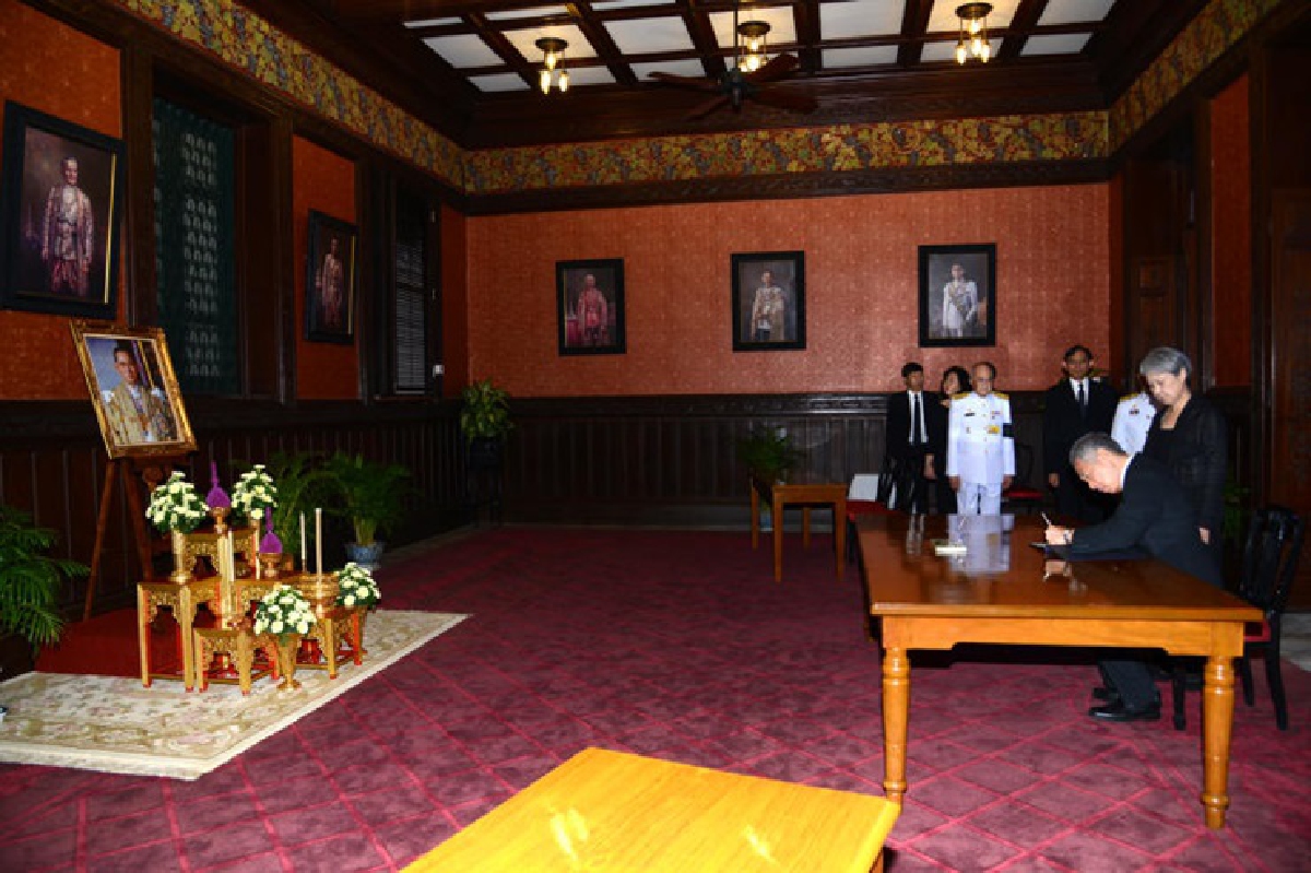 นายกฯ สิงคโปร์วางพวงมาลาถวายราชสักการะพระบรมศพในหลวง ร.9 นายกฯ สิงคโปร์วางพวงมาลาถวายราชสักการะพระบรมศพในหลวง ร.9