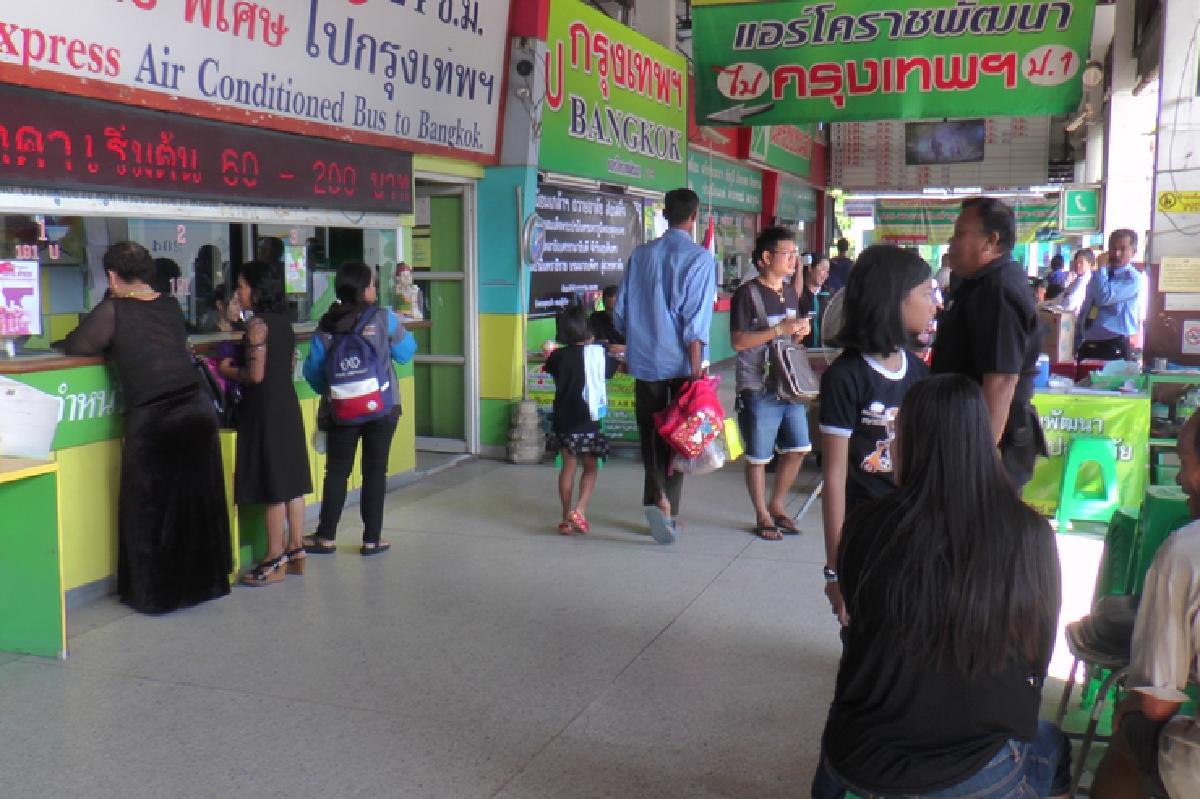 ประชาชนทยอยจองตั๋วบขส.โคราชถวายอาลัยร.9
