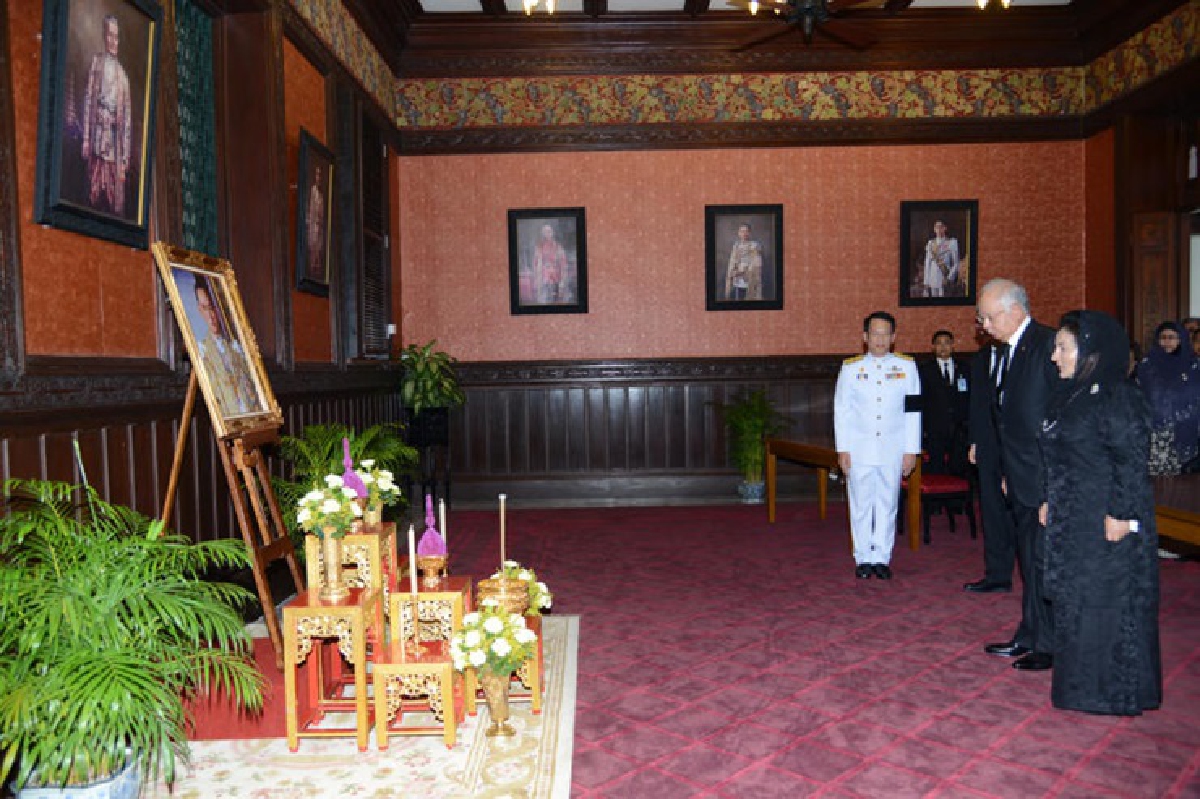 ผู้นำมาเลย์-กัมพูชาวางพวงมาลาสักการะพระบรมศพ ผู้นำมาเลย์-กัมพูชาวางพวงมาลาสักการะพระบรมศพ