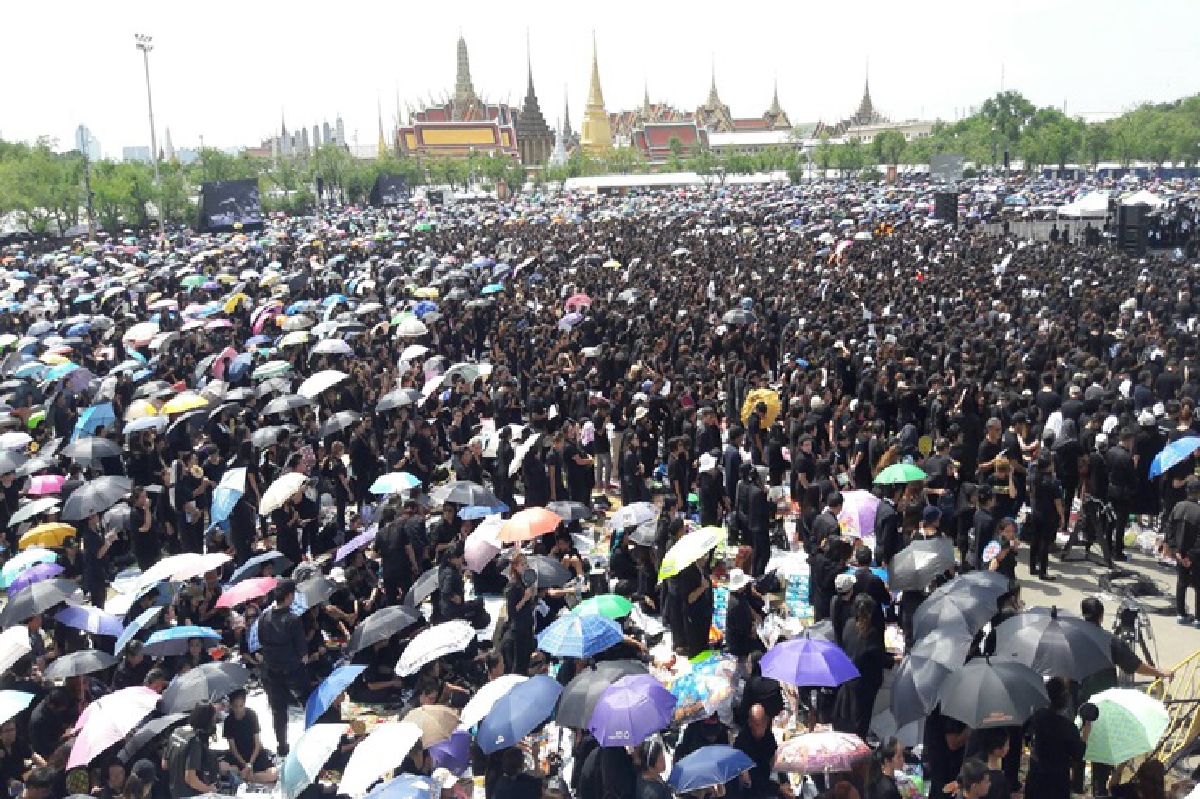 พสกนิกรหลั่งไหลร่วมร้องเพลงสรรเสริญพระบารมี พสกนิกรหลั่งไหลร่วมร้องเพลงสรรเสริญพระบารมี