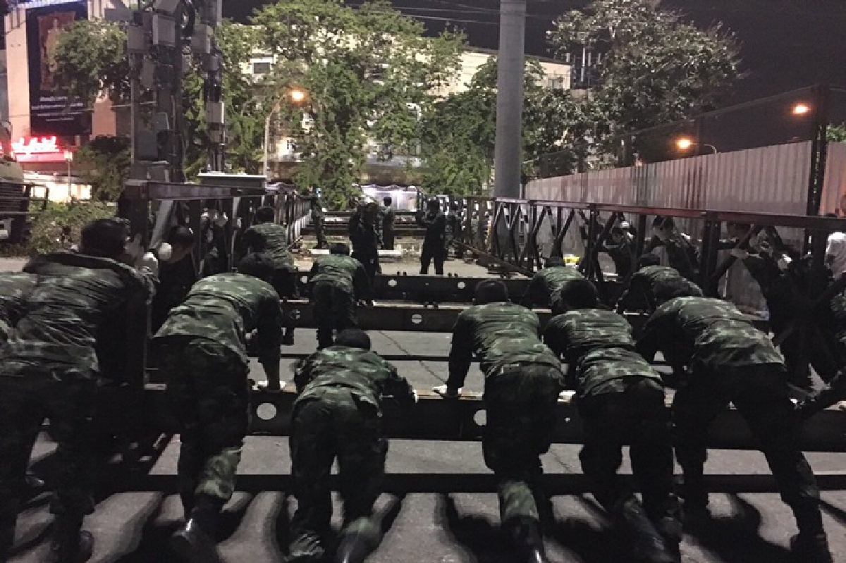 ทหารช่างสร้างสะพานข้ามคลองหลอดระบายปชช. ทหารช่างสร้างสะพานข้ามคลองหลอดระบายปชช.