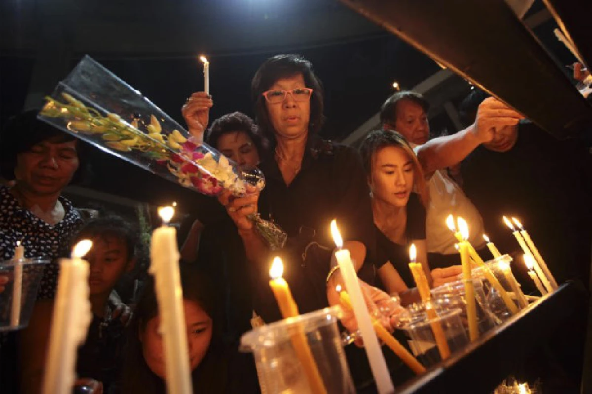 ประชาชนร่วมจุดเทียนขาวแสดงความอาลัย