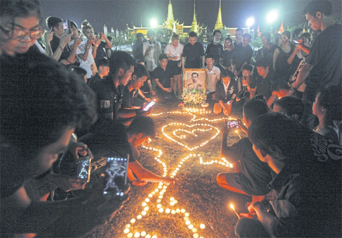 ประชาทั่วไทยร่วมอาลัยพ่อหลวง