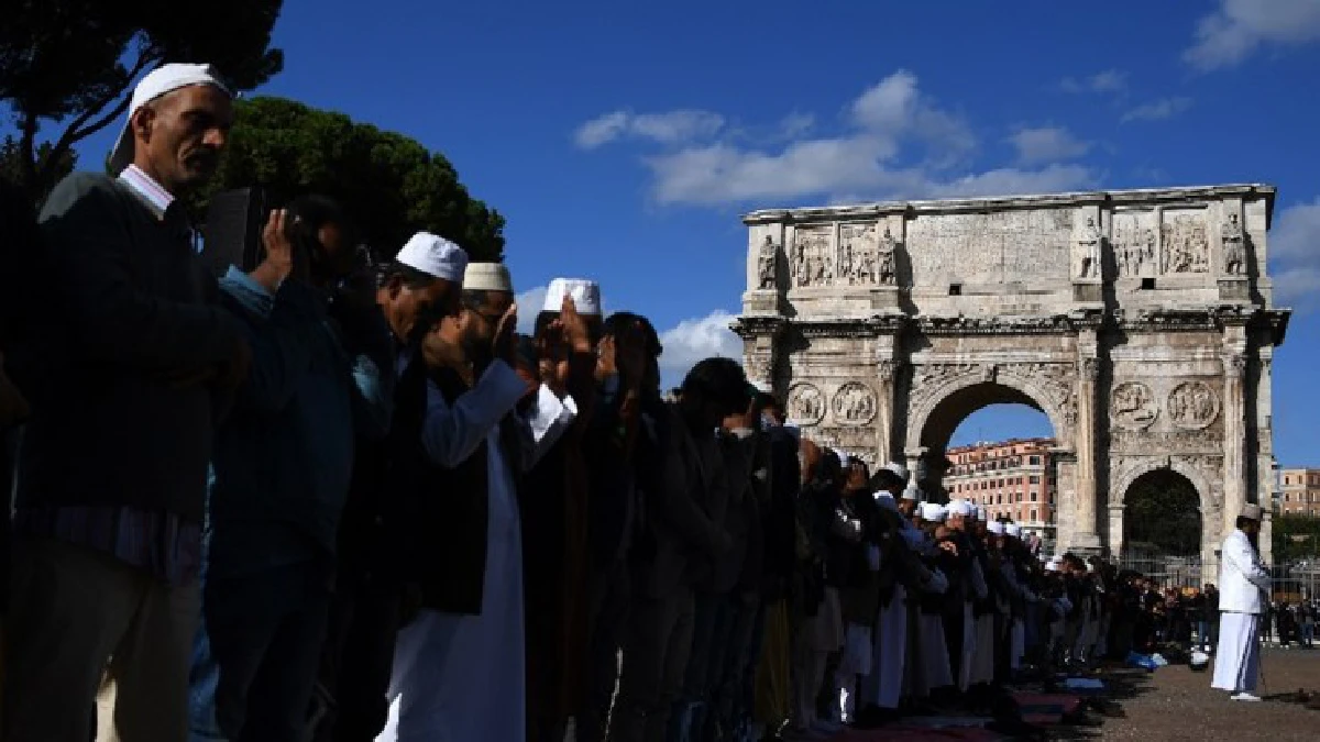 ชาวมุสลิมประท้วงเงียบใกล้โคลอสเซียม หลังทางการปิดมัสยิด