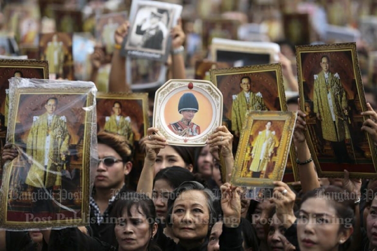 Mass singing of royal anthem brings tears (Updated)