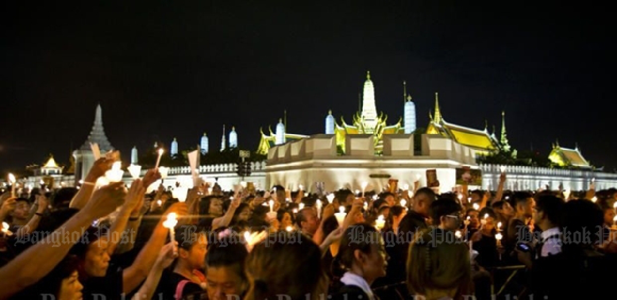 Mass singing of royal anthem brings tears (Updated)