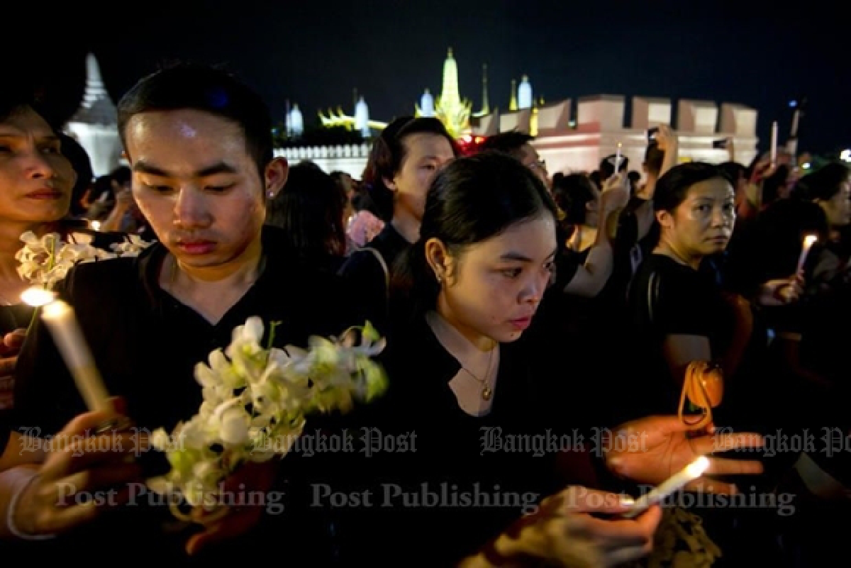 Mass singing of royal anthem brings tears (Updated)