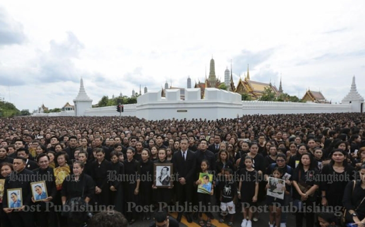 Mass singing of royal anthem brings tears (Updated)