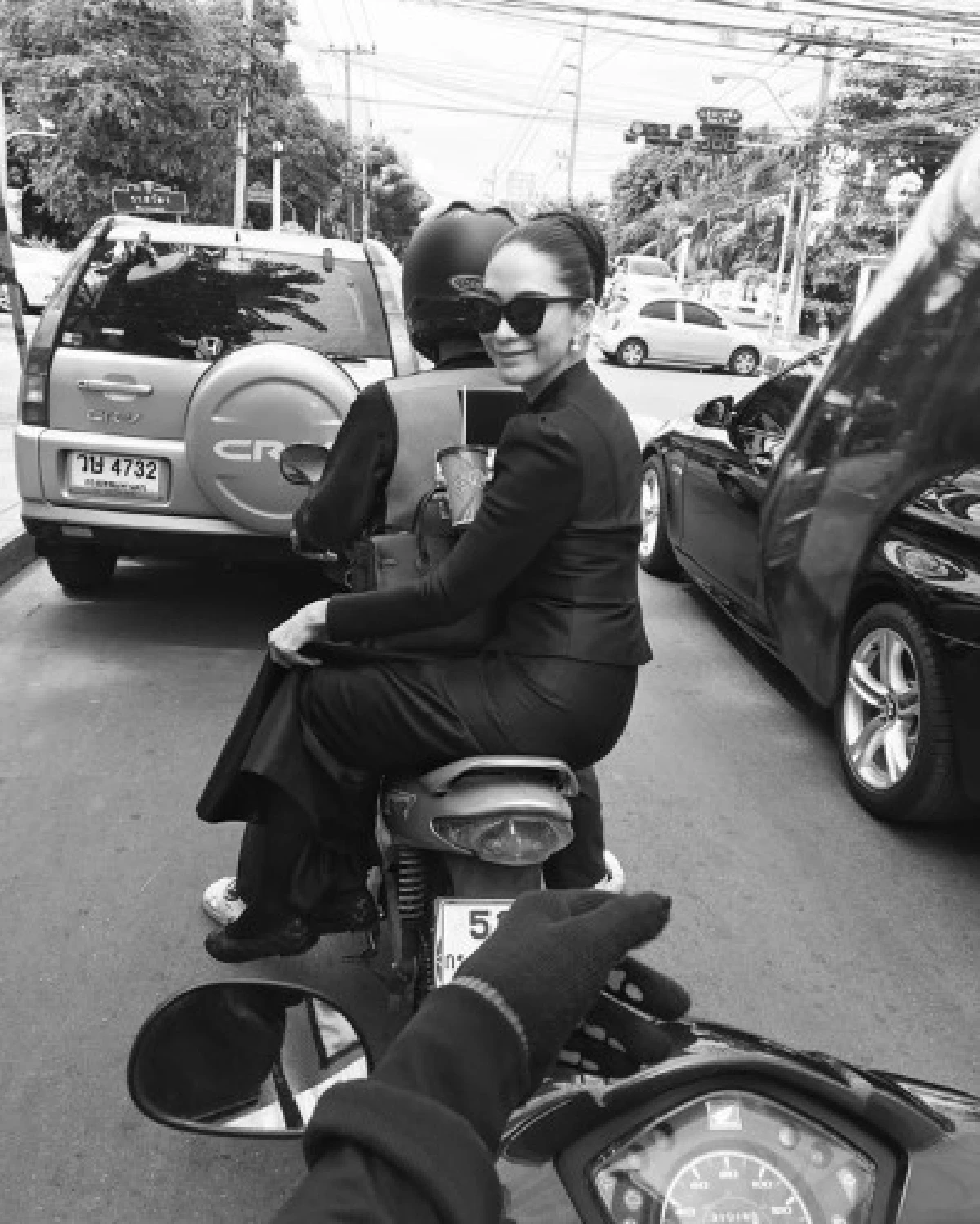 "พลอย เฌอมาลย์" นั่งวินฯ สวยสง่า ไปร้องเพลงสรรเสริญพระบารมี