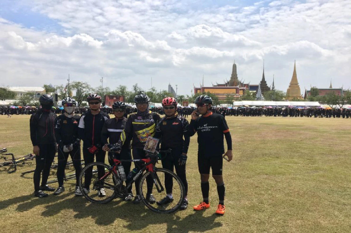 นักปั่นสระบุรีขี่จักรยานกว่า200กม.มาร่วมแสดงความอาลัย