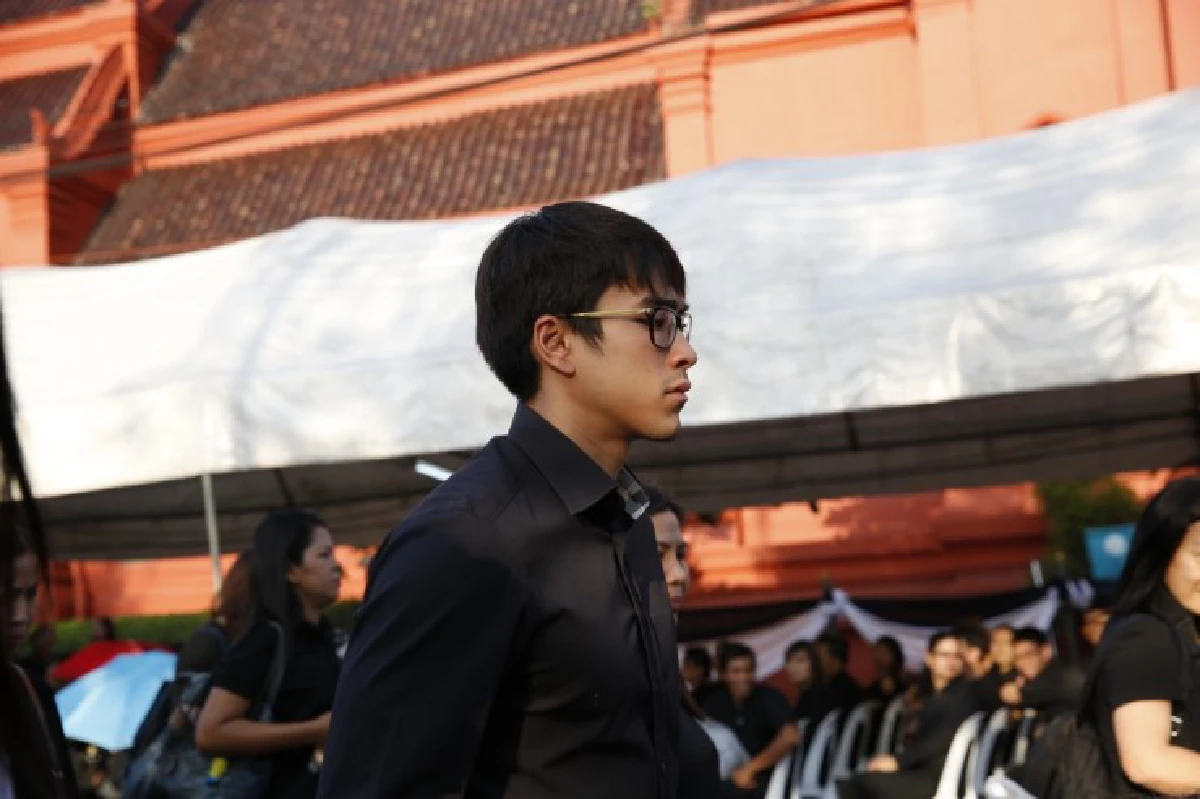 "ณเดชน์"พร้อมครอบครัวเข้าลงนามแสดงความอาลัยในหลวงร.9