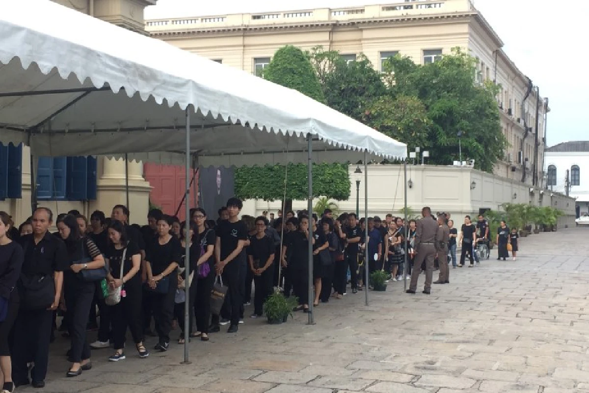 พสกนิกรยังหลั่งไหลถวายสักการะ-ลงนามแสดงความอาลัยในหลวงรัชกาลที่9