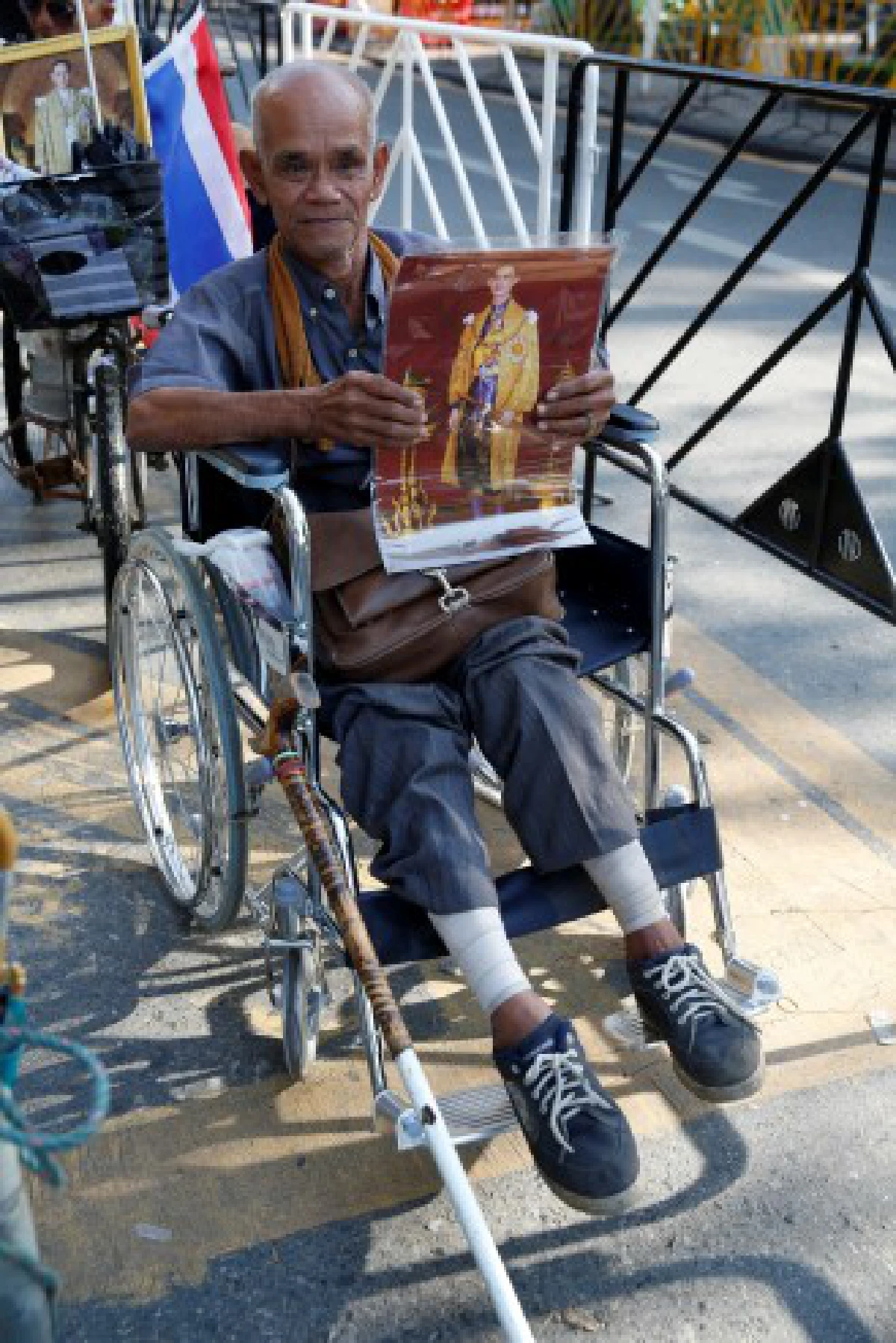พสกนิกรปักหลักนอนค้างสนามหลวงเพื่อรอถวายสักการะพระบรมศพ