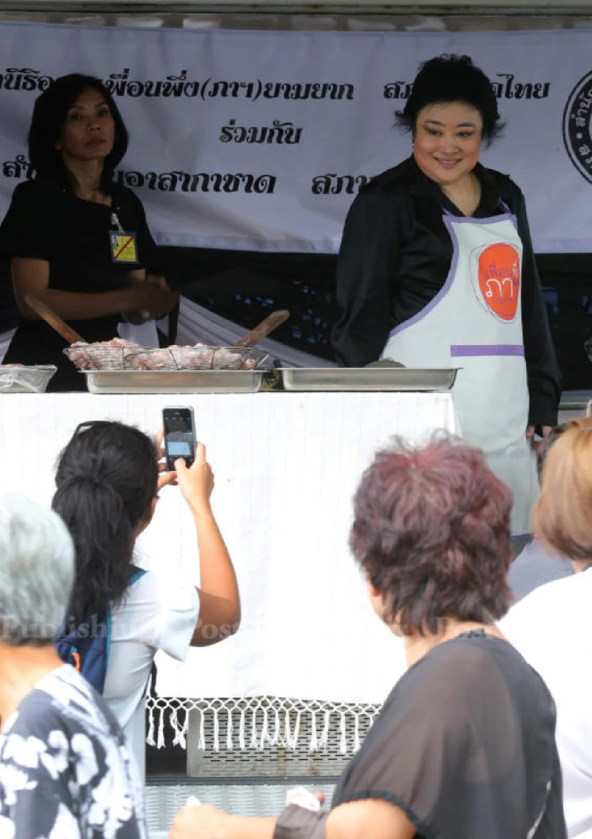 "พระองค์โสม"ทรงทอดไก่ประทานให้ประชาชนที่สนามหลวง