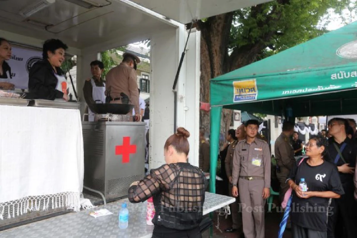 "พระองค์โสม"ทรงทอดไก่ประทานให้ประชาชนที่สนามหลวง