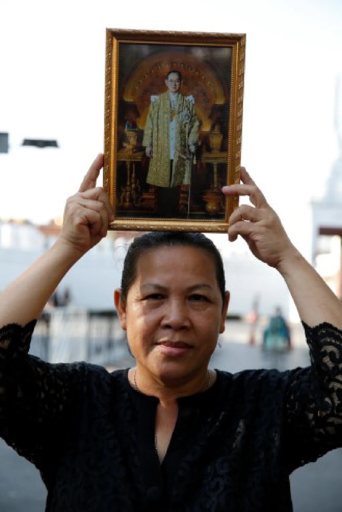 พสกนิกรปักหลักนอนค้างสนามหลวงเพื่อรอถวายสักการะพระบรมศพ