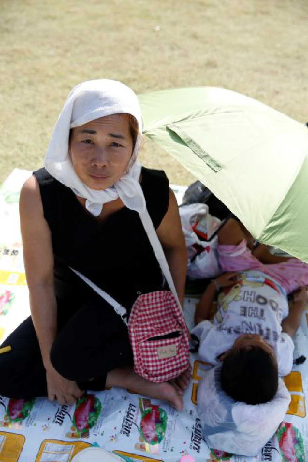 พสกนิกรปักหลักนอนค้างสนามหลวงเพื่อรอถวายสักการะพระบรมศพ
