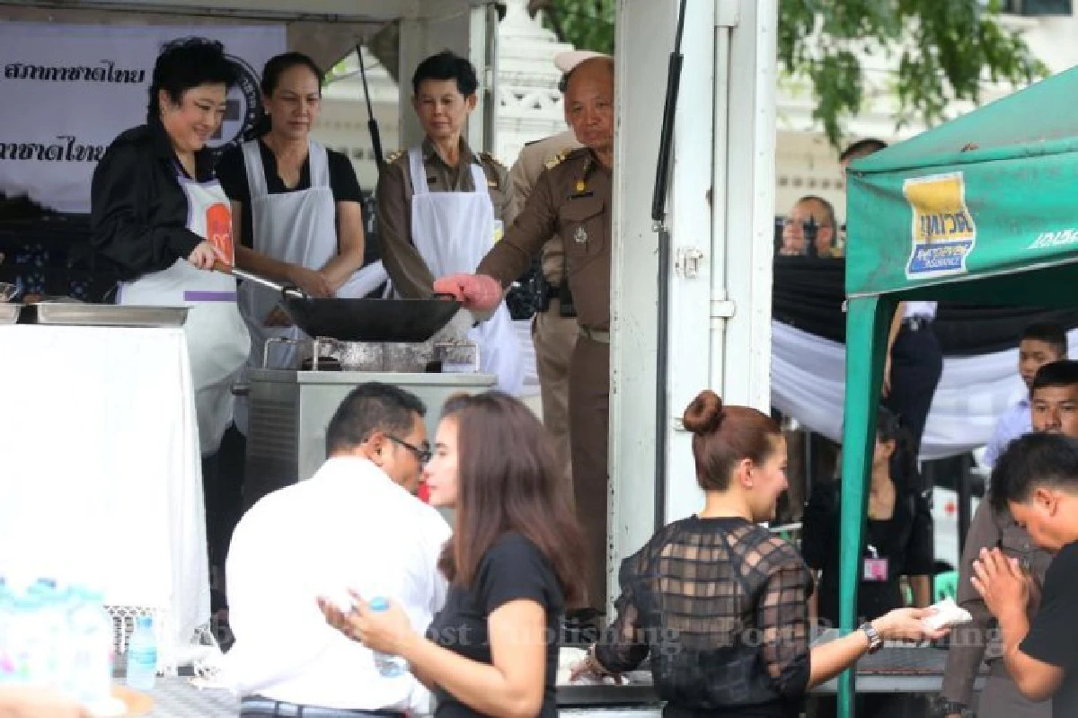 "พระองค์โสม"ทรงทอดไก่ประทานให้ประชาชนที่สนามหลวง