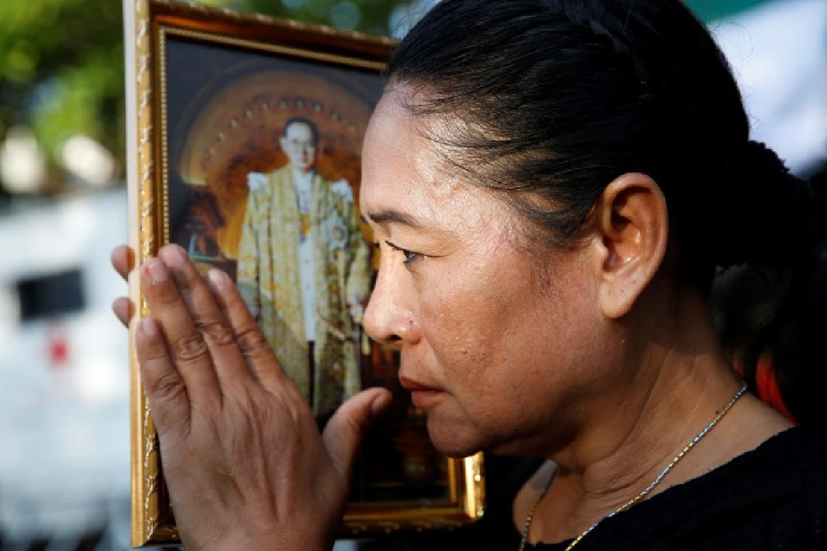 พสกนิกรปักหลักนอนค้างสนามหลวงเพื่อรอถวายสักการะพระบรมศพ