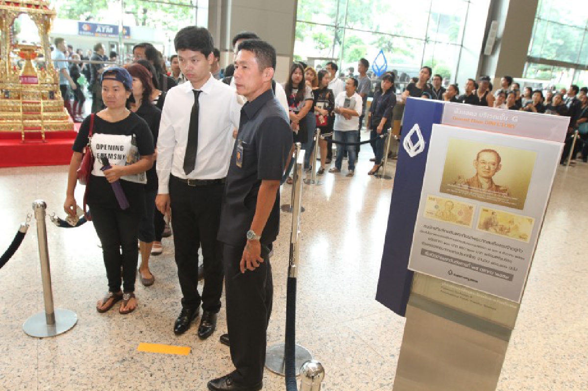 คนต่อคิวแลกธนบัตรที่ระลึก8แสนฉบับที่ธนาคารกรุงเทพหมดในวันเดียว คนต่อคิวแลกธนบัตรที่ระลึก8แสนฉบับที่ธนาคารกรุงเทพหมดในวันเดียว